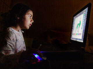 1280px-Child_and_Computer_08473